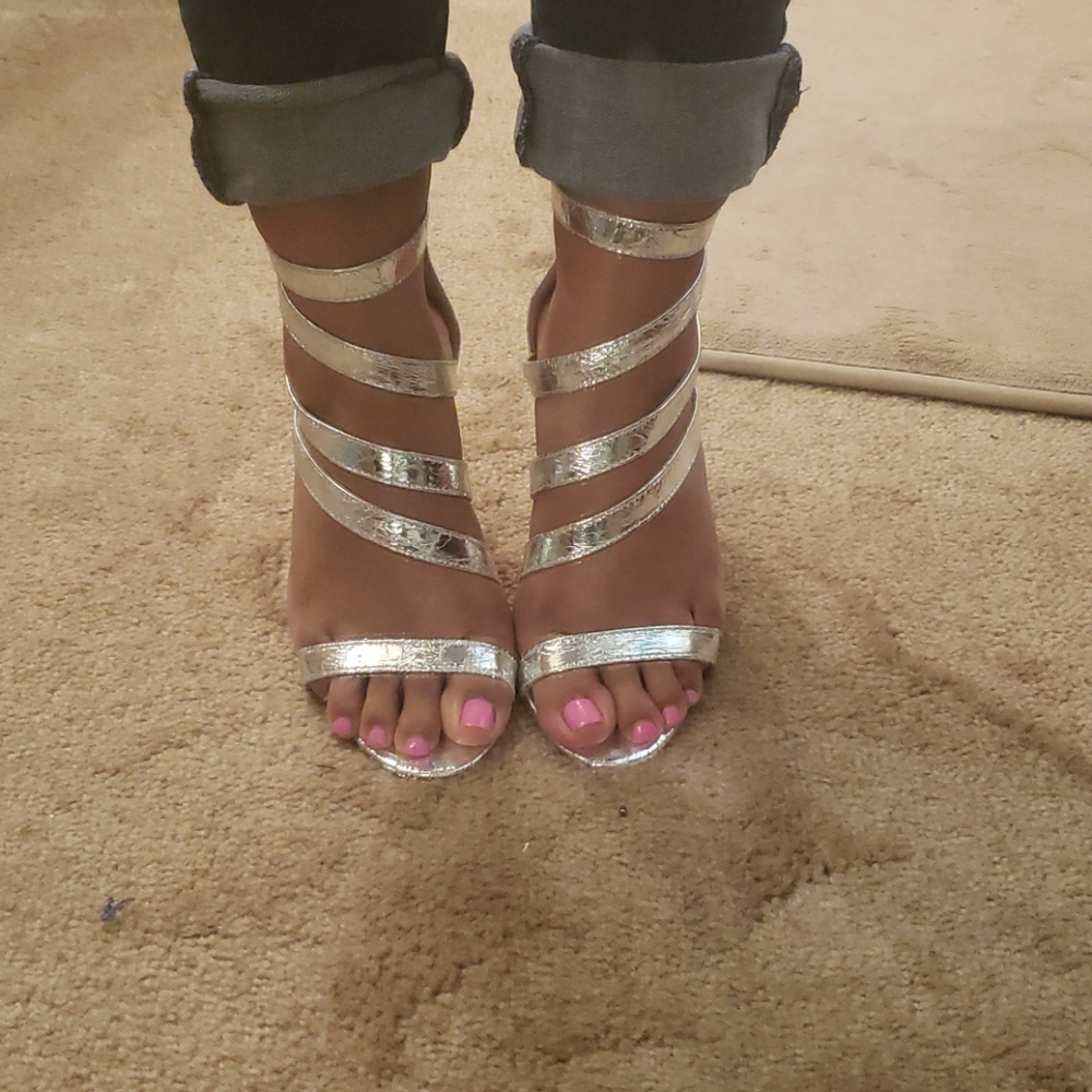 Silver 4" heels 👠 Mixx Shuzz